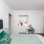 Spacious 2br Duplex - 2baths - 1min Walk To Arena & Nightlife Lejlighed *