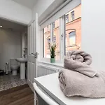 Spacious 2br Duplex - 2baths - 1min Walk To Arena & Nightlife Lejlighed