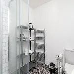 Spacious 2br Duplex - 2baths - 1min Walk To Arena & Nightlife Lejlighed *