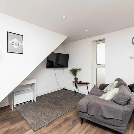 Spacious 2br Duplex - 2baths - 1min Walk To Arena & Nightlife *