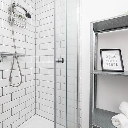 Spacious 2br Duplex - 2baths - 1min Walk To Arena & Nightlife