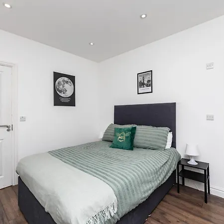 Apartment 2 Bedroom Centre House With Ensuite Next To Music Arena *