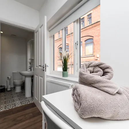 2 Bedroom Centre House With Ensuite Next To Music Arena Apartment